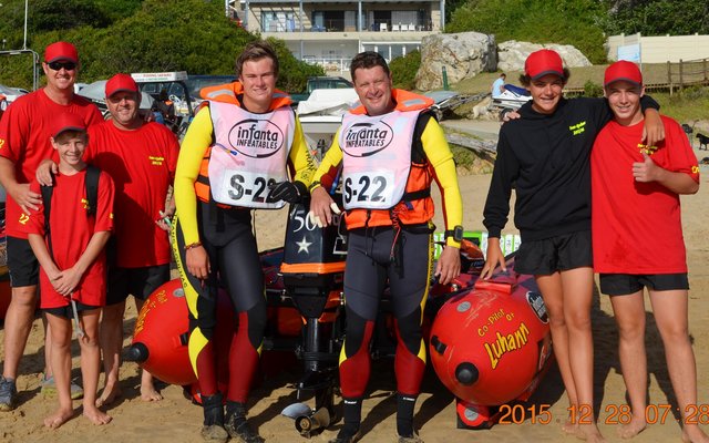 â€˜n Spanfoto, met vlnr Pieter Scholtz en Loekie Geldenhuys, met sy seun, CornÃ© Geldenhuys voor hom. Dan volg Ruben Scholtz (pilot), Luhanne Koen (co-pilot), Jean Craythorne en Tinus Geldenhuys.